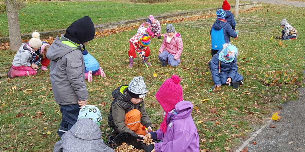 Das Montessori Kinderhaus macht den Park unter der alten Elbbrücke hübscher